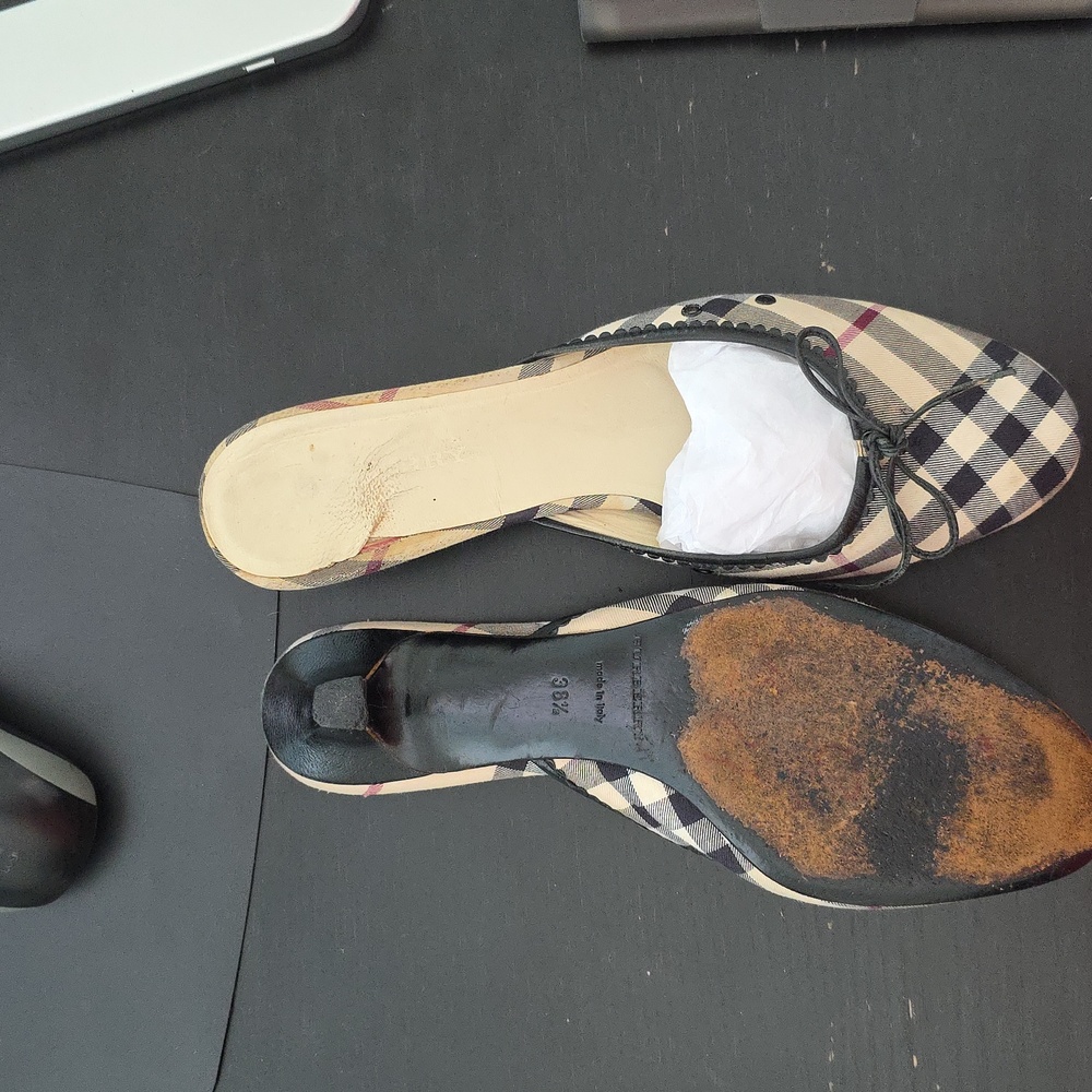 Authentic Burberry kitten heels - Picture 9 of 9